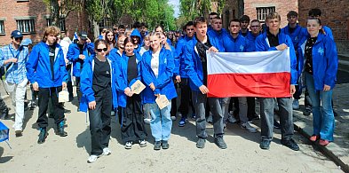 Marsz Żywych. Młodzież z kartuskich szkół upamiętniła ofiary Holocaustu -66709