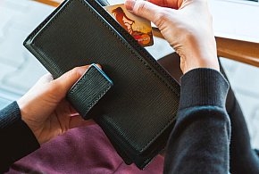 Emeryci coraz częściej rezygnują z gotówki. Wiemy, dlaczego-66757