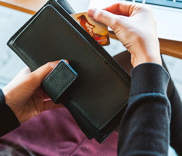 Emeryci coraz częściej rezygnują z gotówki. Wiemy, dlaczego-66757