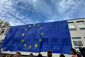 Przodkowo. Ogromna flaga UE zawisła na budynku Szkoły Podstawowej-66948