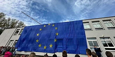 Przodkowo. Ogromna flaga UE zawisła na budynku Szkoły Podstawowej-66948
