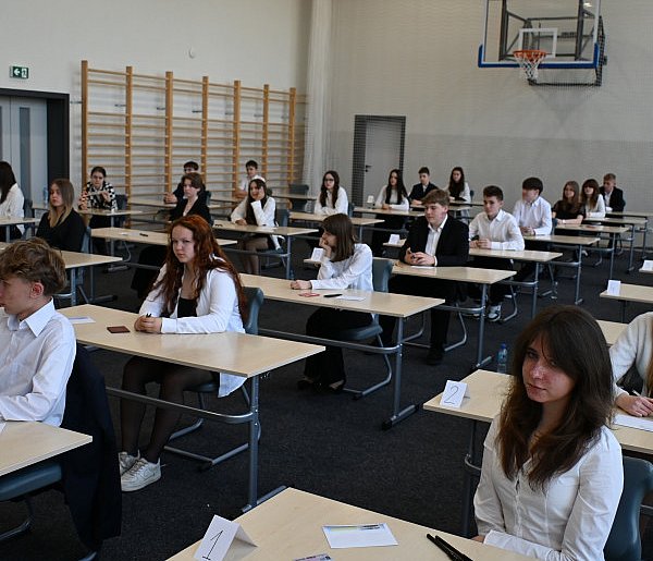 Ósmoklasiści rozpoczęli egzaminy! Tak było w kartuskiej "Dwójce"-67111