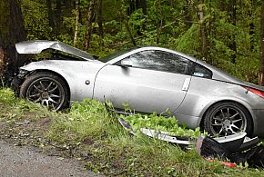 Mrozy. Osobówka uderzyła w drzewo. Na szczęście nikt nie ucierpiał-67282