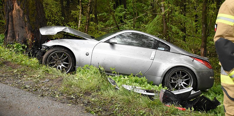 Mrozy. Osobówka uderzyła w drzewo. Na szczęście nikt nie ucierpiał - 67282
