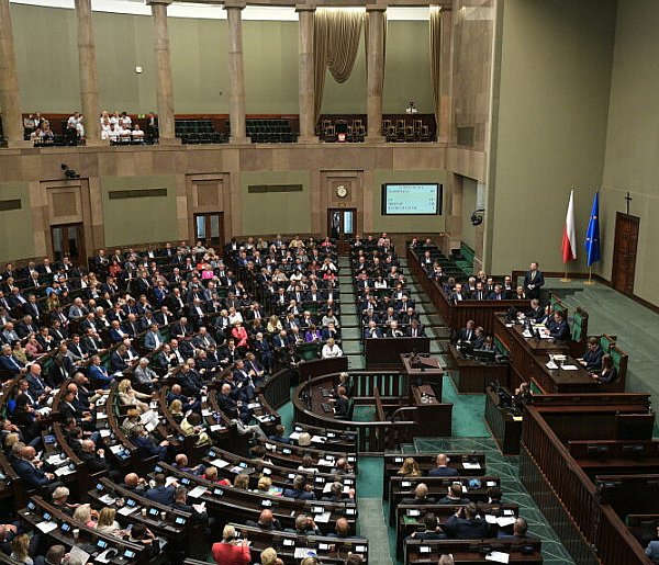 Będzie zakaz sprzedaży e-papierosów nieletnim. Jest ustawa-67442
