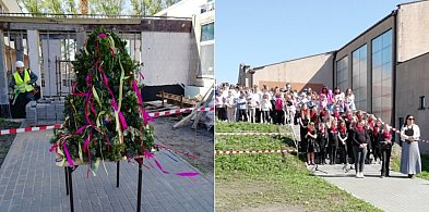 Przodkowo. Na dachu nowego skrzydła Szkoły Podstawowej zawisła wiecha-67460