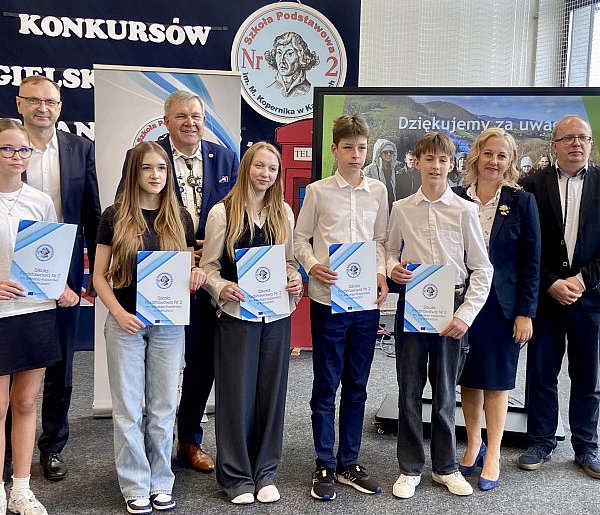 Kartuska "Dwójka" świętowała Europę! Podsumowano projekty i sukcesy uczniów-67725