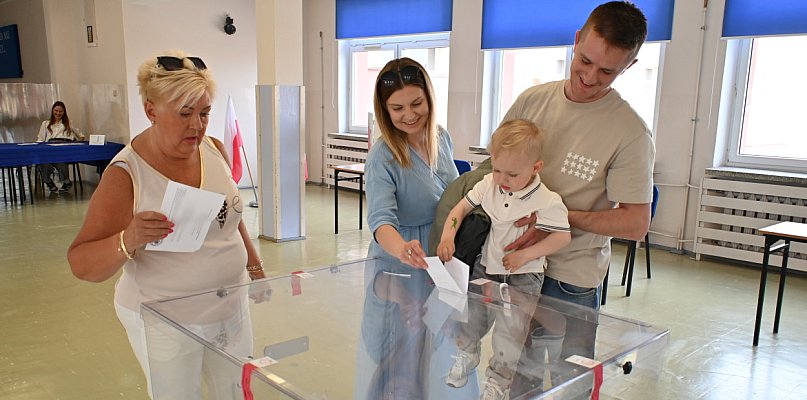 II tura wyborów prezydenckich. Głosowanie w Chmielnie i Kartuzach - 67856