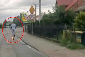 Sierakowice. Ryzykowna przejażdżka. Dwie osoby na jednej hulajnodze!-68390