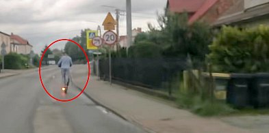 Sierakowice. Ryzykowna przejażdżka. Dwie osoby na jednej hulajnodze!-68390