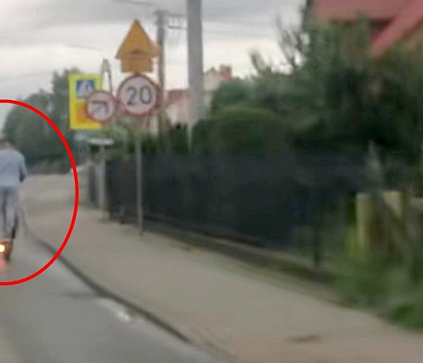 Sierakowice. Ryzykowna przejażdżka. Dwie osoby na jednej hulajnodze!-68390