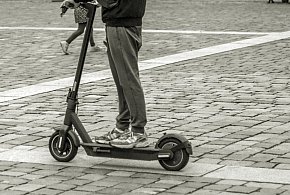 Kolejny wypadek na hulajnodze! Jadący nią 22-latek był pijany-68421