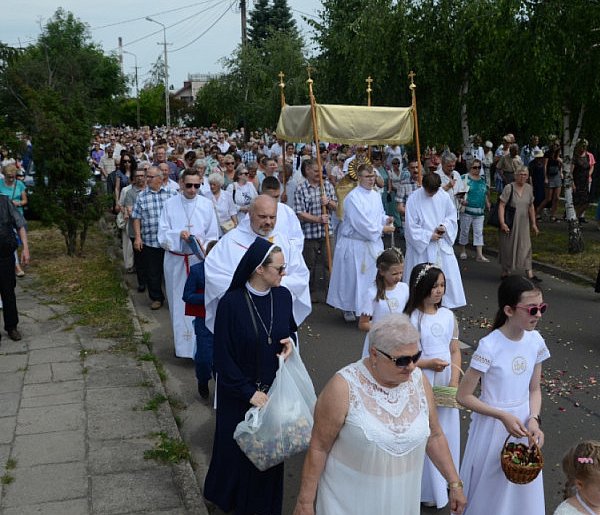 Nie wszyscy o tym wiedzą. Czy udział w procesji Bożego Ciała to obowiązek?-68547