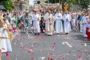 Skąd wziął się zwyczaj organizowania procesji w uroczystość Bożego Ciała?-68563