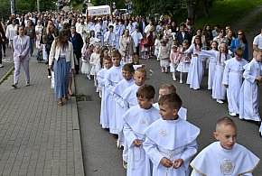 Kartuzy. Uroczystość Bożego Ciała w kolegiacie. Wierni szli w procesji-68564