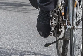 Rowerzysta zamiast oświetlenia używał... znicza-68593