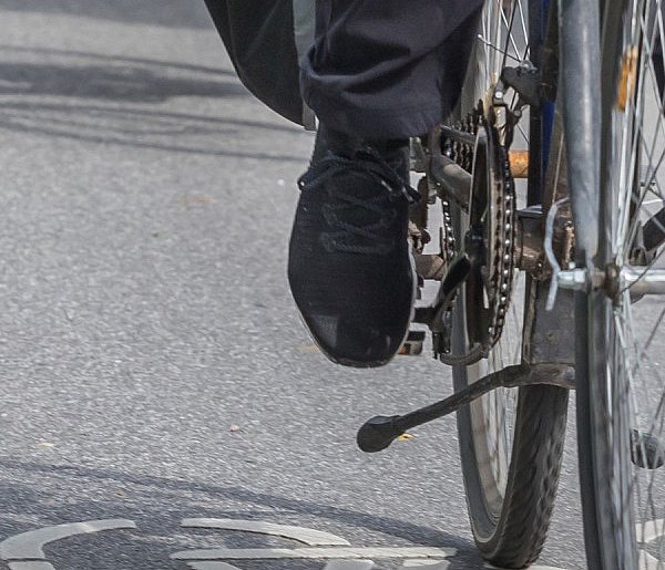 Rowerzysta zamiast oświetlenia używał... znicza-68593