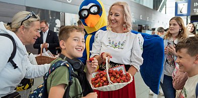 Kaszubskie truskawki smakowały pasażerom gdańskiego lot-68819