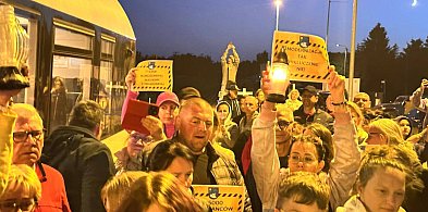Znicze i transparenty - pożegnano ostatni pociąg odjeżdżający z Kiełpina-68904