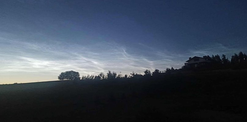 Przepiękne obłoki srebrzyste na lipcowym niebie - 69022