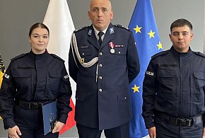 Dwoje nowych policjantów z kartuskiej komendy już po ślubowaniu-69510