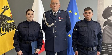 Dwoje nowych policjantów z kartuskiej komendy już po ślubowaniu-69510