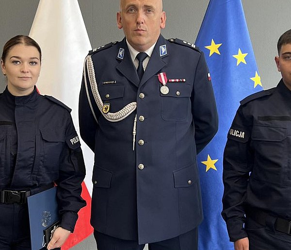 Dwoje nowych policjantów z kartuskiej komendy już po ślubowaniu-69510