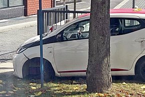 Urwała koła, ale chciała jechać dalej. Zatrzymał ją policjant po służbie-70606