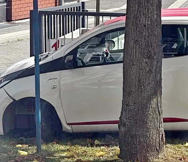 Urwała koła, ale chciała jechać dalej. Zatrzymał ją policjant po służbie-70606