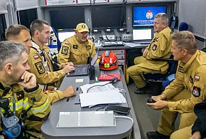 Kawle. Trwa rozbiórka hali. "Odnalezienie strażaka jest priorytetem"-70647