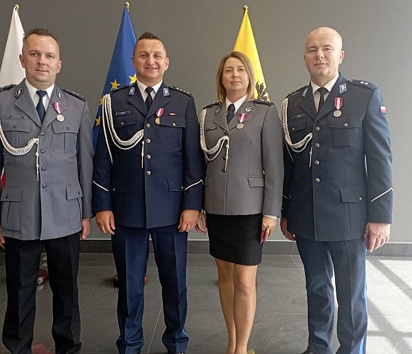 Kartuzy. Troje kartuskich policjantów nagrodzonych medalami-70795