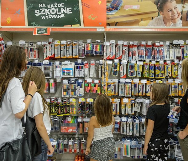 Niedługo zabrzmi pierwszy dzwonek. O ile zdrożała szkolna wyprawka?-70817