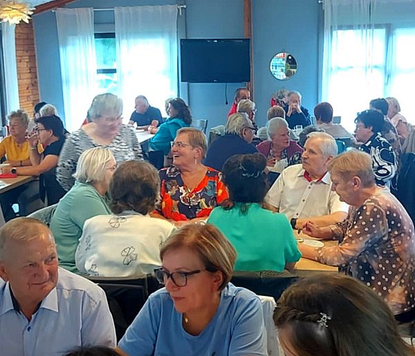 Śpiewy, tańce oraz poczęstunek podczas Chmieleńskiej Biesiady Seniorów-70943