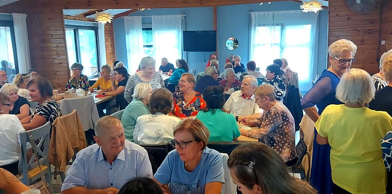 Śpiewy, tańce oraz poczęstunek podczas Chmieleńskiej Biesiady Seniorów - 70943