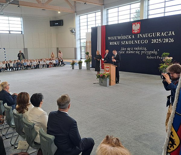 Wojewódzka inauguracja roku szkolnego w kartuskiej "Dwójce"-71055