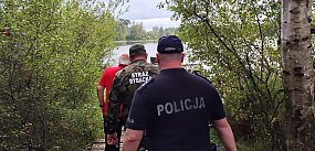 Policjanci ze strażą rybacką kontrolują jeziora