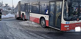 Banino. Autobus utknął na rondzie. Pomogli strażacy