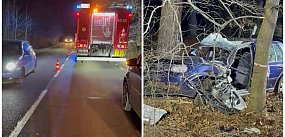 Przewóz. Osobówka roztrzaskała się na drzewie