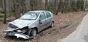 Mirachowo. Porzucony samochód od kilku miesięcy rdzewie