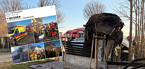 Auto roztrzaskało się na ogrodzeniu posesji w Łebieński