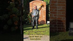 Replika tablicy z modlitwą Ojcze Nasz po kaszubsku