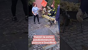 Sąsiedzi i mieszkańcy zebrali się, by pomóc w usuw