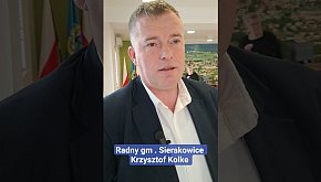 Radny Krzysztof Kolke próbuje odpowiedzieć na pyta