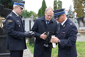 Premier Donald Tusk uczcił pamięć strażaka z Sierakowic-30177