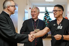 Biskup odwiedził szpital i hospicjum-30435