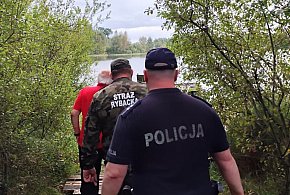Policjanci ze strażą rybacką kontrolują jeziora-71473