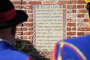 Stężyca. Odsłonięto replikę tablicy z Ojcze Nasz po kaszubsku-71706