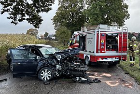 Węsiory. Zderzenie osobówki z samochodem ciężarowym-72342