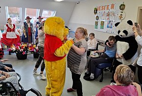 Franciszkanie i artyści odwiedzili podopiecznych DPS w Stężycy-72408