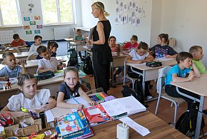 Nauczyciele w Polsce lubią swoją pracę, ale nie płacę. Jest raport-72411
